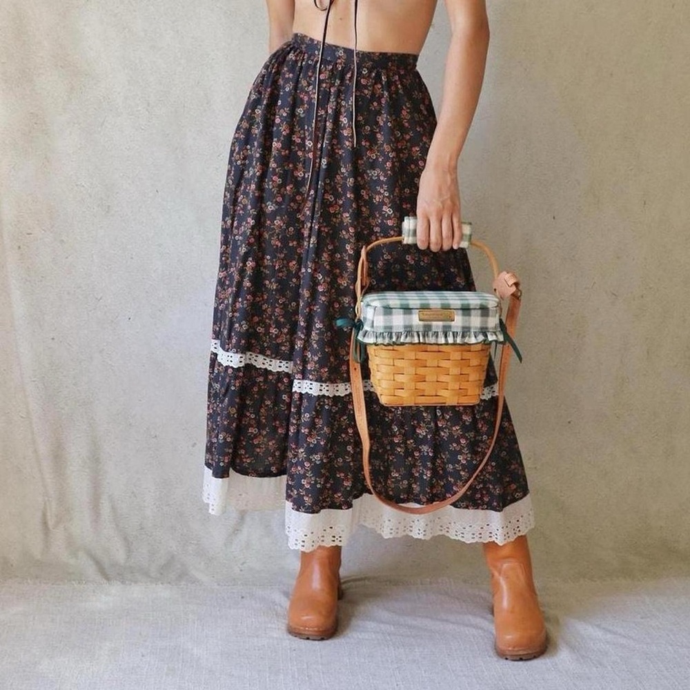 Vtg 1970s Homespun Ditsy Calico Floral Midi Prairie Skirt in Black